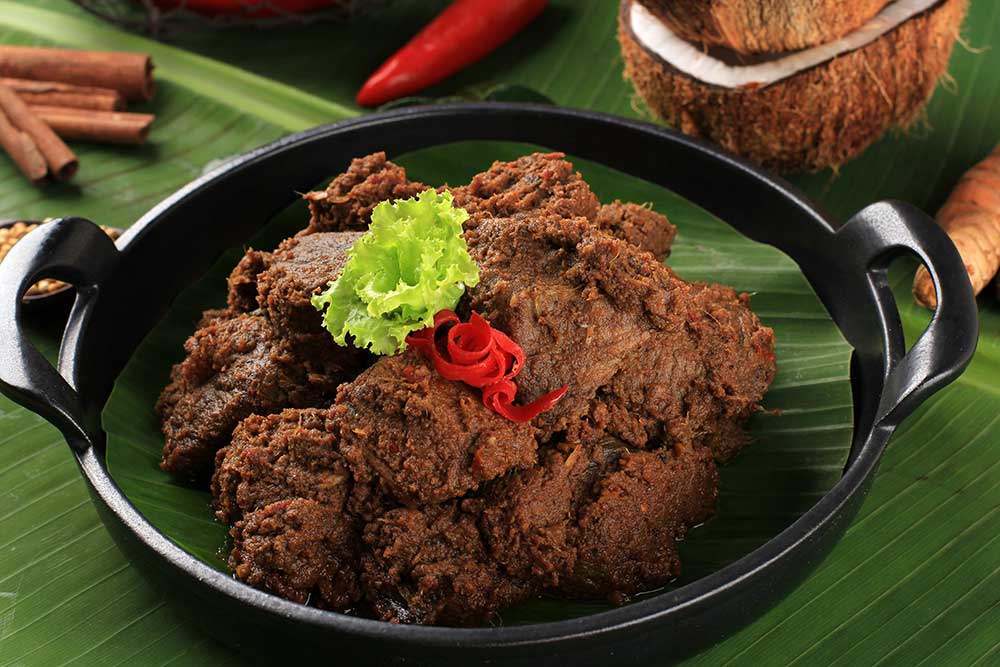 selected-focus-rendang-randang-is-most-delicious-food-world-made-from-beef-stew-coconut-milk-with-various-herbs-sice-typically-food-from-minang-tribe-west-sumatera-indonesia-min